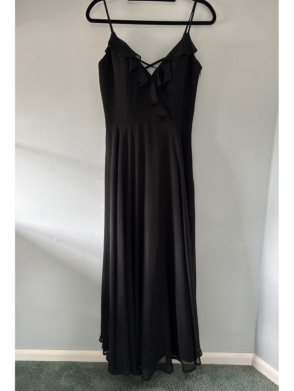 Elegant Black Maxi Dress with Ruffled V-Neck and Spaghetti Straps